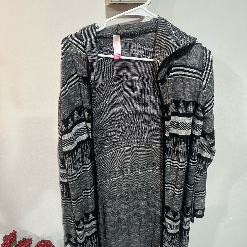 Chic Gray and Black Geometric Cardigan